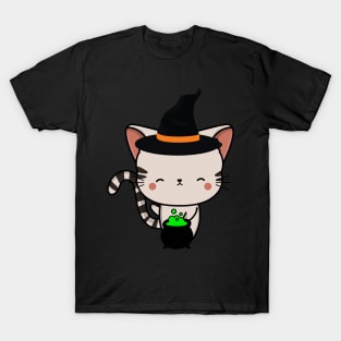 Cute tabby cat is a witch T-Shirt